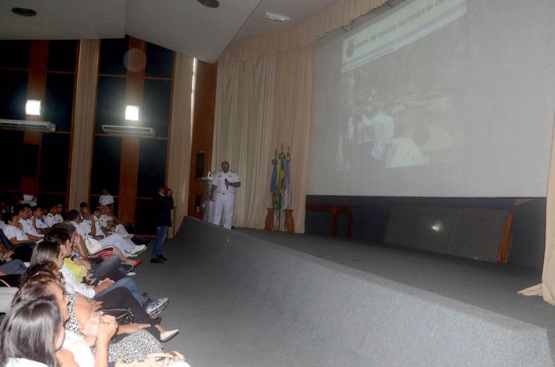 O Comando do 4º Distrito Naval da Marinha do Brasil abriu, nesta terça-feira (24), o Programa Forças no Esporte (Profesp), com uma programação no Centro de Instrução Almirante Braz de Aguiar (Ciaba), no Distrito de Icoaraci, em Belém. O programa, criado pelo Ministério da Defesa, atende 23 mil estudantes em vulnerabilidade social, de escolas públicas no País, com atividades esportivas e educativas em espaços da Marinha do Brasil, Aeronáutica e Exército Brasileiro. Em Belém, são beneficiados pelo programa, por meio do 4º Distrito Naval, cerca de 500 estudantes de 7 a 18 anos de 12 escolas estaduais e municipais no contraturno das aulas regulares. A cerimônia presidida pelo comandante do 4º Distrito Naval, vice-almirante Edervaldo de Abreu Filho enalteceu a participação dos alunos de escolas públicas, e lembrou que também estudou nas chamadas “escolas de governo”.
FOTO: RAI PONTES / ASCOM SEDUC
DATA: 24.04.2018
BELÉM - PARÁ <div class='credito_fotos'>Foto: Rai Pontes/Ascom Seduc | <a href='/midias/2018/originais/39cf6809-ba31-4f79-905c-19c3529007d2.jpg' download><i class='fa-solid fa-download'></i> Download</a></div>