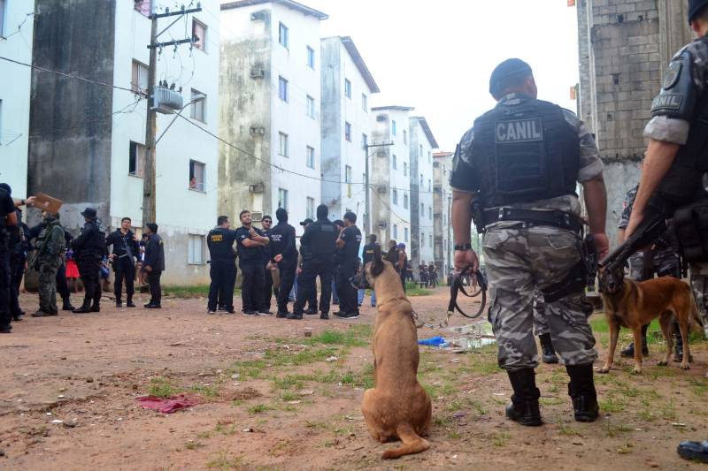 A Secretaria de Estado de Segurança Pública e Defesa Social (Segup) deflagrou nas primeiras horas da manhã desta quinta-feira (29), a operação Templários, que resultou na prisão de 10 pessoas e apreensão de mais de 300 petecas de cocaína, cerca de 500 gramas de pasta base de cocaína, aproximadamente 50 gramas de maconha (do tipo limãozinho) e um revólver calibre 38. O trabalho contou com o apoio das Polícias Civil e Militar.

FOTO: ELIELSON MODESTO/ASCOM SEGUP
DATA: 29.11.2018
ANANINDEUA-PARÁ <div class='credito_fotos'>Foto: Elielson Modesto / Ascom Segup   |   <a href='/midias/2018/originais/39d1bd7a-a2cc-4b0b-9bb1-bdd3c0293d66.jpg' download><i class='fa-solid fa-download'></i> Download</a></div>