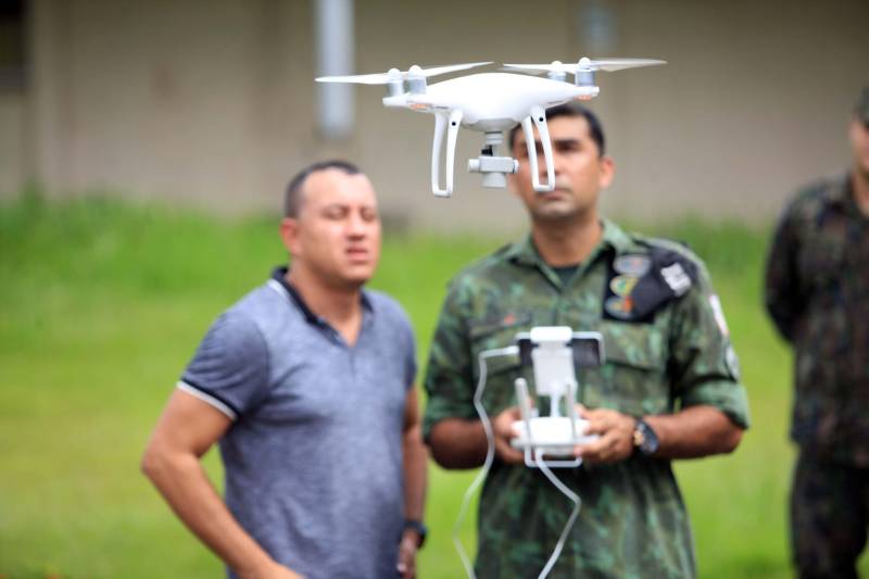 A Polícia Militar iniciou na manhã desta quarta-feira, 16, na sede do Comando Geral, em Icoaraci, o processo de habilitação ao 1º Curso de Operador de Aeronaves Remotamente Pilotadas (RPA - Remotely Piloted Aircraft), conhecidos popularmente como drones (foto), oferecido pela PM do Pará. Vinte candidatos participaram das avaliações psicológica e técnica. Na quinta-feira, 17, a previsão é de que os 23 inscritos sejam submetidos aos testes de aptidão. O resultado final das avaliações será divulgado até a próxima sexta-feira, 18. Os habilitados estarão credenciados a participar do curso previsto para o período de 21 a 25 deste mês. Na programação de hoje foram formados dois grupos, avaliados pela equipe do Centro Integrado de Psicologia e Assistência Social (Cipas). Em seguida os candidatos foram à parte prática, coordenado operacionalmente pelo cabo Antônio Donato, da Assessoria de Comunicação da PM.
FOTO: MÁCIO FERREIRA / AG. PARÁ
DATA: 16.05.2018
BELÉM - PARÁ <div class='credito_fotos'>Foto: MÁCIO FERREIRA/ AG. PARÁ | <a href='/midias/2018/originais/39dc3fc1-6b5b-4f23-81af-ee3c29bca80f.jpg' download><i class='fa-solid fa-download'></i> Download</a></div>