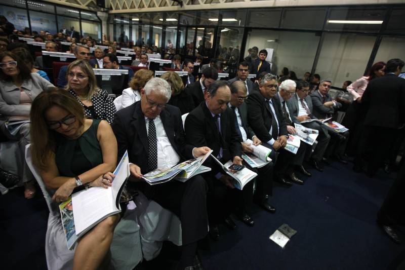 O governador Simão Jatene entregou, na manhã desta terça-feira (6), a "Mensagem Governamental do Pará à Assembleia Legislativa 2018", em sessão especial que abriu os trabalhos da Casa no exercício 2018. A leitura do documento destacou os principais resultados alcançados pelo governo no ano anterior e fez prognósticos de obras e serviços previstos para este ano.
FOTO: ANTONIO SILVA / AG. PARÁ
DATA: 06.02.2018
BELÉM - PARÁ <div class='credito_fotos'>Foto: Antônio Silva/Ag. Pará | <a href='/midias/2018/originais/39de324b-b52e-4431-9f1a-0a68a409a281.jpg' download><i class='fa-solid fa-download'></i> Download</a></div>