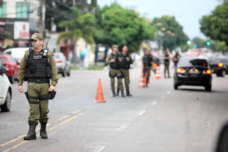 Durante todo o dia a Polícia Militar do Pará tem aumentado o número de operações que realiza em Belém e região metropolitana. Nesta quinta-feira (3), o 2º Batalhão da PM percorreu os bairros de Canudos, Terra Firme, Cidade Velha, Jurunas e Sacramenta realizando diversas operações, entre elas a “Polícia no Meu Bairro”, que previne a criminalidade no centro comercial de Belém e nos grandes corredores da capital, e a “Saturação”, que visa reprimir os crimes de tráfico de drogas, roubo e furto. Mais de 20 policiais trabalham para percorrer trechos onde a mancha criminal é alta nessas localidades, objetivando, principalmente, inibir os crimes. “Depois da ordem do Governador do Estado em trazer policiais da atividade meio para a atividade fim, ou seja, diminuir o número de PMs na atividade administrativa, aumentamos o nosso contingente, dando mais ostensividade ao trabalho. Hoje estamos nas ruas com 20 viaturas, o dobro do que tínhamos antes, tudo para diminuir os índices de violência e dar mais segurança ao cidadão”, explicou o tenente coronel Luiz Otávio Raiol, comandante do 2º Batalhão de Polícia Militar.
FOTO: MARCELO LELIS / AG. PARÁ
DATA: 03.05.2018
BELÉM - PARÁ <div class='credito_fotos'>Foto: Marcelo Lelis / Ag. Pará | <a href='/midias/2018/originais/39e23337-5874-4a1a-878e-213a77ebe1dd.jpg' download><i class='fa-solid fa-download'></i> Download</a></div>