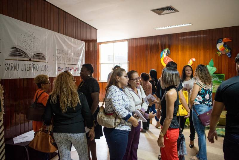 João*, de 17 anos, é natural de Bragança, nordeste do Pará. Há sete meses cumpre medida socioeducativa em uma unidade de internação do Estado após cometer um ato infracional no município onde reside. Mas na manhã desta terça-feira (5), em Belém, pôde vivenciar uma experiência inédita: participou de um espetáculo de teatro (foto) diante de dezenas de pessoas que se reuniram no Teatro Margarida Schivasappa, ao lado de outros 30 adolescentes e jovens privados de liberdade. Uma iniciativa pioneira no país que busca promover a ressocialização por meio da arte, fruto das atividades e oficinas pedagógicas realizadas dentro de espaços gerenciados pela Fundação de Atendimento Socioeducativo do Pará (Fasepa). “Eu nunca tinha vindo em um teatro e isso ficará marcado em mim”, disse o socioeducando. Tímido, ele revelou a vontade de deixar para trás os erros cometidos e seguir um futuro completamente novo, com os primeiros passos sendo dados hoje. “Isso despertou algo dentro de mim, pensar na minha vida e em sair do mundo das drogas. Quem sabe me tornar um ator?” divagou.

FOTO: FERNANDO SETTE / ASCOM IOE
DATA: 05.06.2018
BELÉM - PARÁ <div class='credito_fotos'>Foto: FERNANDO SETTE CÂMARA / ASCOM IOE   |   <a href='/midias/2018/originais/39e51226-bf33-4d7d-8fb6-ecc944b0f49f.jpg' download><i class='fa-solid fa-download'></i> Download</a></div>