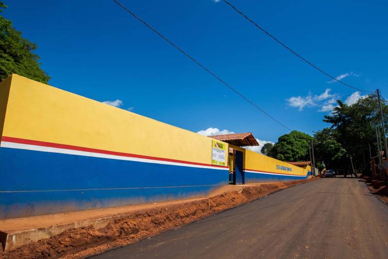 Aos poucos, a paisagem de Serra Pelada – que já foi o maior garimpo a céu aberto do planeta e hoje é distrito de Curionópolis, município do sudeste paraense - começa a se modificar. A poeira intensa, típica de estradas de chão, vai paulatinamente dando lugar à camada de asfalto, que pela primeira vez chega a Curiónópolis, conhecido mundialmente pela corrida do ouro e pelo formigueiro humano nos anos 1980, eternizado pelo olhar do fotógrafo Sebastião Salgado. O ouro não é mais explorado na região, mas Serra Pelada ainda é uma cidade de garimpeiros. São eles que residem e povoam as ruas, que parecem ter parado no tempo. Foram esses trabalhadores que fizeram a localidade crescer, que formaram famílias e criaram filhos nascidos no local, fincando raízes, criando identidade, sonhando com a volta da exploração do ouro, cada vez mais distante. Mas até esse cenário vem se transformando. Na foto, Escola Estadual de Ensino Médio Joaquina Diamantina.

FOTO: ASCOM / PREFEITURA DE CURIONÓPOLIS
DATA: 08.06.2018
CURIONÓPOLIS - PARÁ <div class='credito_fotos'>Foto: ASCOM / PREFEITURA DE CURIONÓPOLIS   |   <a href='/midias/2018/originais/39e8fd65-ebd0-47ad-94d7-28313cdc6c84.jpg' download><i class='fa-solid fa-download'></i> Download</a></div>