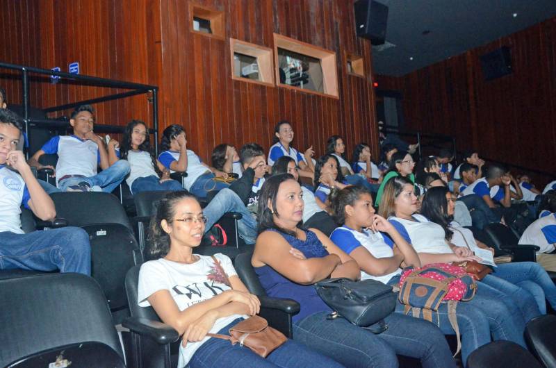 Uma sessão de cinema para estudantes da Escola Estadual de Ensino Fundamental e Médio Santa Luzia, no Bairro da Sacramenta, na manhã desta sexta-feira (23), marcou uma nova etapa do Projeto Judiciário na Escola, desenvolvido pelo Tribunal de Justiça do Estado (TJ-PA) em parceria com a Secretaria de Estado de Educação (Seduc) em escolas estaduais, com o objetivo de prevenir e combater a violência contra mulher. Com a projeção do filme “O Sorriso de Mona Lisa” no Cine Líbero Luxardo, que funciona no Centur, sede da Fundação Cultural do Pará (FCP), alunos da Escola Santa Luzia aprenderam conteúdos sobre prevenção à violência de gênero, principalmente a praticada contra a mulher.
FOTO: ELISEU DIAS / ASCOM SEDUC
DATA: 23.03.2018
BELÉM - PARÁ <div class='credito_fotos'>Foto: Eliseu Dias / Ascom Seduc | <a href='/midias/2018/originais/39e9d6a7-234c-4833-a19f-021afd03f8f9.jpg' download><i class='fa-solid fa-download'></i> Download</a></div>