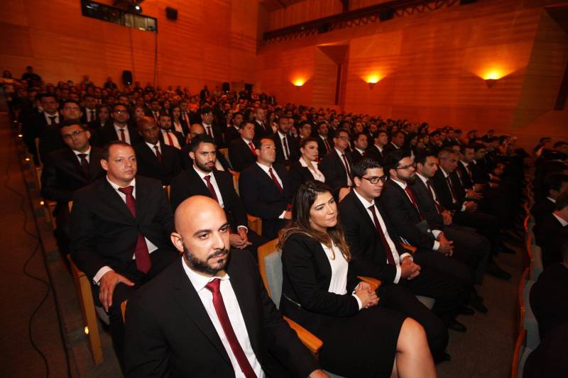 O Pará vai voltar a ter um delegado de polícia para cada município. A posse de 149 novos delegados da Polícia Civil, que aconteceu nesta segunda-feira (26) no Teatro Maria Sylvia Nunes, na Estação das Docas, vai garantir, com sobras, a cobertura completa dos 144 municípios do estado. Aprovados em concurso público, os novos delegados concluíram o curso de Formação da Polícia Civil do Pará no dia 15 deste mês. O curso foi o primeiro do Brasil a incluir sete disciplinas inéditas: Oratória, Atuação Policial frente aos Grupos Vulneráveis, Relacionamento com a Imprensa e Mídias Sociais, Abordagem Psicopatológica do Crime e da Violência, Investigação Financeira no Enfrentamento ao Crime de Lavagem de dinheiro, Noções Básicas de Enfrentamento às Fraudes Veiculares e Linguagem Brasileira de Sinais. O concurso aprovou ainda 300 investigadores, 180 escrivães e 20 papiloscopistas. Os novos policiais civis passaram por quatro meses de formação técnica e profissional na Acadepol. Com a nomeação, o próximo passo será a lotação dos novos servidores públicos nas unidades de Polícia Civil do estado, quando eles saberão em qual região do Pará trabalharão inicialmente.
FOTO: SYDNEY OLIVEIRA / AG. PARÁ
DATA: 26.02.2018
BELÉM - PARÁ <div class='credito_fotos'>Foto: Sidney Oliveira/Ag. Pará | <a href='/midias/2018/originais/39ec5fde-cc92-46e1-89db-b01a38026f21.jpg' download><i class='fa-solid fa-download'></i> Download</a></div>