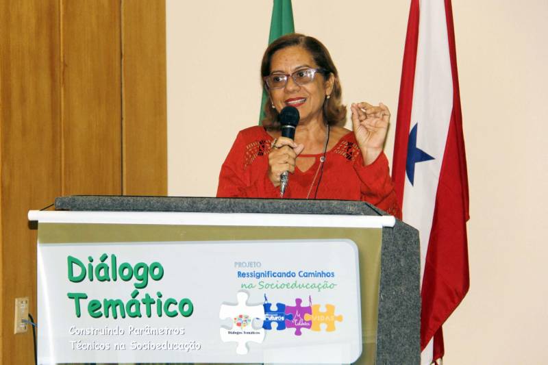 Analisar os procedimentos técnicos e reavaliar o atendimento a adolescentes em conflito com a lei. Com esse objetivo, foi iniciado nesta quinta-feira (5), no auditório da Escola de Governança Pública do Estado do Pará (EGPA), em Belém, o evento Diálogo Temático: “Construindo Novos Parâmetros Técnicos na Socioeducação”, voltado aos profissionais que atuam no atendimento a adolescentes em cumprimento de medida socioeducativa no Estado. A programação, promovida pela Fundação de Atendimento Socioeducativo do Pará (Fasepa), busca qualificar e orientar o servidor que atua na socioeducação para evitar violação de direitos e situações de conflitos envolvendo os adolescentes assistidos. No encontro, realizado até sexta-feira (06), serão analisadas situações em todas as unidades socioeducativas do Estado, para discutir as fragilidades que envolvem o atendimento em suas diferentes modalidades (internação provisória, internação e semiliberdade). Na foto, a coordenadora de Atendimento Socioeducativo da Fasepa, Francirlei Pessoa.
FOTO: ALBERTO PASSOS / ASCOM SUSIPE
DATA: 05.04.2018
BELÉM - PARÁ <div class='credito_fotos'>Foto: ALBERTO PASSOS/ ASCOM FASEPA | <a href='/midias/2018/originais/39ecced0-b095-4667-a5ea-af2bb3157e22.jpg' download><i class='fa-solid fa-download'></i> Download</a></div>