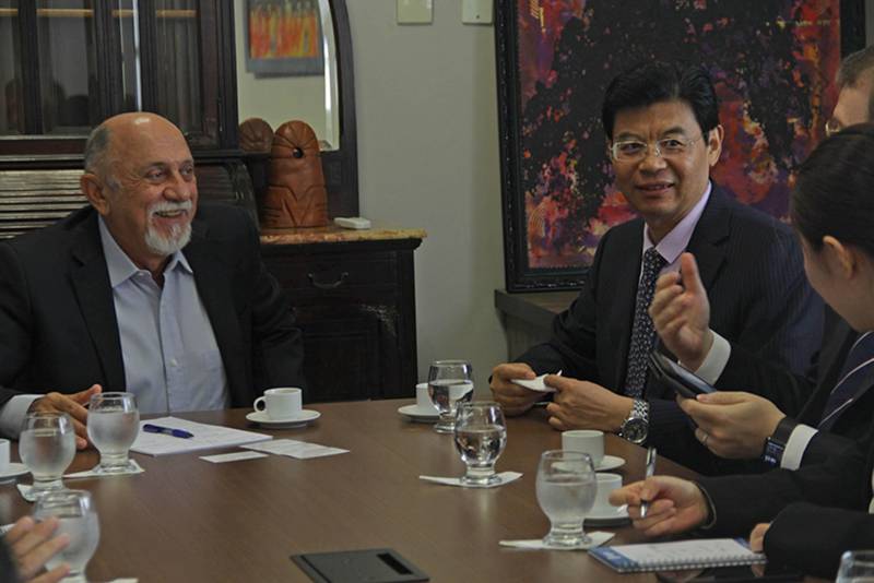 O presidente da China Brazil New Energy Environment International Investment (CBSteel), Zhang Shengsheng (e), declarou ao governador do Pará, Simão Jatene (d), e ao secretário estadual de Desenvolvimento Econômico, Adnan Demachki, em reunião no Palácio do Governo, neste sábado, 24, que tem interesse em investir no Pará nas áreas de mineração, agronegócio e turismo. Shengsheng, liderou uma comitiva do Grupo CBSteel, que foi ao Palácio do Governo, em Belém, conversar com Jatene. O governador Simão Jatene disse que o Estado está disposto a negociar com a empresa, desde que a parceria resulte em vantagens socioeconômicas para a população paraense, sem deixar de ser lucrativa aos chineses. ''Queremos que nossos recursos ajudem a desenvolver o Brasil e até outros países, mas é vital que eles contribuam para melhorar a qualidade de vida do povo paraense; esse é o cerne de nossa política de desenvolvimento econômico'', informou o governador Jatene.
FOTO: RODOLFO OLIVEIRA / AG. PARÁ
DATA: 24.05.2018
BELÉM - PARÁ <div class='credito_fotos'>Foto: Rodolfo Oliveira/Ag. Pará | <a href='/midias/2018/originais/39eec8a2-aaf5-4d78-a33c-e67784d4b137.jpg' download><i class='fa-solid fa-download'></i> Download</a></div>