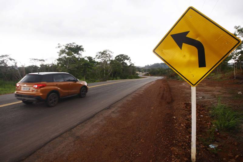 O secretário regional de Governo em Santarém, Olavo das Neves, destacou a frente de obras que o Estado vem trazendo para a região, que inclui uma nova Escola Tecnológica, a revitalização da PA-457 (foto) – que dá acesso a Alter do Chão – e a instalação do próprio Centro Regional de Governo do Oeste, que aproxima as gestões municipais dos órgãos do Estado. “Como representante da região, ficamos satisfeitos em ver que o governo tem olhado cada vez mais para cá, pelo simples entendimento da importância dessa região para o desenvolvimento do Estado”, frisou. O presidente da Companhia de Portos e Hidrovias (CPH), Alexandre Von, lembrou ainda que, neste sábado (10), o governador Simão Jatene assina ordens de serviço importantes, entre elas a que assegura a ampliação do serviço de hemodiálise do Hospital Regional do Baixo Amazonas (HRBA). “O compromisso do governo com a região está explícito nestes investimentos. Somente o Regional vai receber aporte de R$ 10 milhões para melhorar um serviço que já reconhecido como de excelência”, pontuou.
FOTO: THIAGO GOMES / AG. PARÁ
DATA: 09.03.2018
SANTARÉM - PARÁ <div class='credito_fotos'>Foto: Thiago Gomes /Ag. Pará | <a href='/midias/2018/originais/39f7853e-bc90-4ba9-bbb4-738447eba0d4.jpg' download><i class='fa-solid fa-download'></i> Download</a></div>