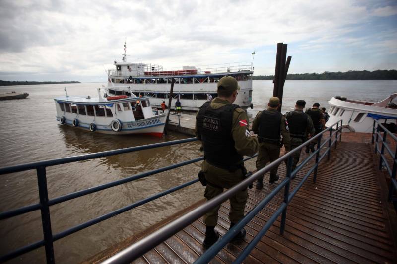 Os rios próximos a Belém são, muitas vezes, porta de entrada para o tráfico de drogas, comercialização de produtos ilegais, entre outros crimes, que influenciam diretamente a violência na Região Metropolitana de Belém (RMB). Para intensificar e otimizar as ações repressivas nas regiões das ilhas pertencentes a capital, a Secretaria de Estado de Segurança Pública e Defesa Social (Segup) realizou a Operação Yara na ilha de Cotijuba, neste sábado, 26.

FOTO: THIAGO GOMES / AG. PARÁ
DATA: 26.05.2018
COTIJUBA - PARÁ <div class='credito_fotos'>Foto: Thiago Gomes /Ag. Pará   |   <a href='/midias/2018/originais/39fbdd18-248e-4d6d-9694-561e619579d1.jpg' download><i class='fa-solid fa-download'></i> Download</a></div>