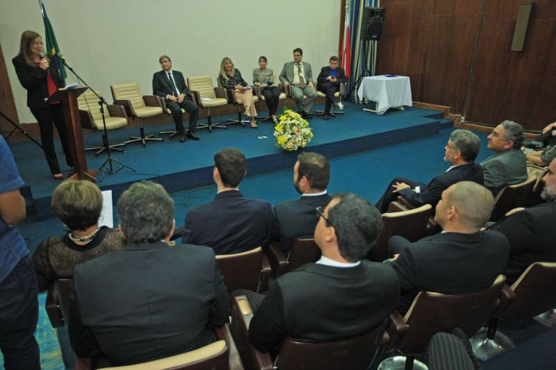 Foi realizada hoje (14/06) a cerimônia de posse da presidência do Tribunal Administrativo de Recursos Fazendários (TARF) para o biênio 2018/2020,  no auditório da Secretaria da Fazenda, Sefa, em Belém. O Tribunal é o órgão colegiado responsável pela solução de litígios entre a Fazenda Pública do Pará e os contribuintes de tributos estaduais, em segunda instância. Assumiu a presidência do TARF a auditora fiscal de receitas estaduais Roseli de Assunção Naves (foto), que já atuou como conselheira no TARF e deixa a  Diretoria de Tributação da Sefa para assumir a nova função. Em seu discurso, ela agradeceu a indicação e pediu o apoio dos servidores para assumir o novo desafio,visando aprimorar as ações do contencioso fiscal. O secretário da Fazenda, Nilo Noronha, foi representado pela subsecretária de administração tributária, Rute Tostes, que presidiu a cerimônia. Ela destacou que a composição paritária do Tribunal, onde atuam servidores do Fisco e dos contribuintes, concorre para a justiça fiscal. “É inegável que na composição do TARF estão profissionais empenhados e capacitados”, disse ela.

FOTO: MÁCIO FERREIRA / AG. PARÁ
DATA: 14.06.2018
BELÉM - PARÁ <div class='credito_fotos'>Foto: MÁCIO FERREIRA/ AG. PARÁ   |   <a href='/midias/2018/originais/3a0646c6-5d0d-4655-8df8-2b01009e3bf4.jpg' download><i class='fa-solid fa-download'></i> Download</a></div>