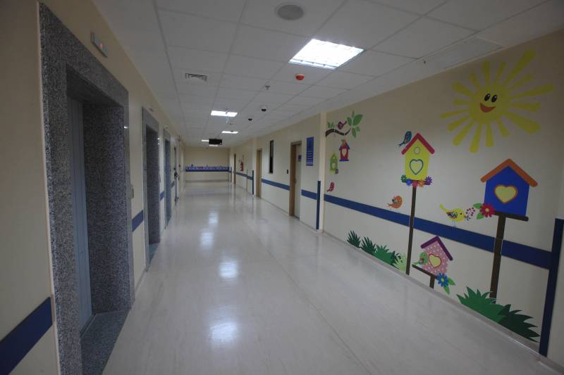 O governador Simão Jatene fez neste domingo (30), às 11 h, uma visita técnica (foto) às instalações do novo Hospital Abelardo Santos, no Distrito de Icoaraci, na Região Metropolitana de Belém. Como fez em Capanema (nordeste do Pará), no novo Hospital Regional dos Caetés, o governador convidou pessoas da comunidade para acompanhá-lo na visita. O objetivo foi mostrar à população que o hospital está pronto para ser inaugurado. "Alguns pequenos detalhes, obrigatórios para a entrada em funcionamento de qualquer hospital, ainda precisam ser feitos, como a assepsia dos ambientes e a calibragem dos equipamentos. Mas o ‘Abelardo’ está pronto, e já é o maior hospital da Região Metropolitana", disse o governador.

FOTO: CRISTINO MARTINS / AG. PARÁ
DATA: 30.12.2018
ICOARACI - PARÁ <div class='credito_fotos'>Foto: Cristino Martins/Ag. Pará   |   <a href='/midias/2018/originais/3a0c400e-50b4-4646-9f5b-6b6a9af46b5a.jpg' download><i class='fa-solid fa-download'></i> Download</a></div>