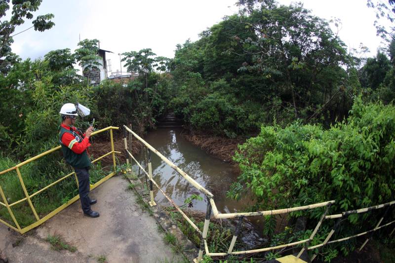 A Secretaria de Estado de Meio Ambiente e Sustentabilidade (Semas) notificou oficialmente a Hydro, na tarde desta terça-feira (27), por conta do não cumprimento do prazo de 48 horas dado na sexta-feira (23) pelo governo para que a empresa reduzisse os níveis das bacias de resíduos ao nível de, pelo menos, um metro, conforme determina a legislação ambiental. A notificação foi entregue por técnicos da Semas na sede da refinaria, em Barcarena, a 112 quilômetros de Belém. A determinação é que a produção seja reduzida pela metade.
FOTO: THIAGO GOMES / AG PARÁ
DATA: 27.02.2018
BARCARENA - PARÁ <div class='credito_fotos'>Foto: Thiago Gomes /Ag. Pará | <a href='/midias/2018/originais/3a0cde39-38bf-455a-a7c8-f0981751fc17.jpg' download><i class='fa-solid fa-download'></i> Download</a></div>