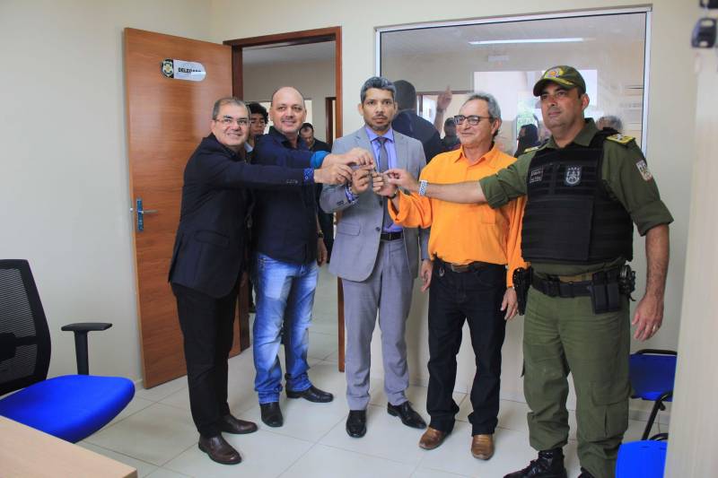 O município de Sapucaia recebeu nesta quarta-feira, 5, uma Unidade Integrada Pro Paz (UIPP, na foto). Um investimento do Governo do Estado de R$ 1.134.131,00. Segundo o Secretário de Estado de Segurança Pública, Luiz Fernandes, afirma que já mais de 80 novas UIPP’s no Pará, com as reformadas e reestruturadas esse número chega a 120 unidades. O titular da SEGUP destaca que o mais importante não é a estrutura física, mas o conceito empregado. De Sapucaia, a comitiva foi para Redenção onde inaugurou o 7º Batalhão de Polícia Militar, uma obra orçada em R$ 2.808.000,00. Atualmente o BPM conta com 145 policiais, 6 viaturas incluindo a Patrulha Rural e 12 motocicletas. O Comandante do Batalhão, o Major José Ricardo Chaves, informou que a maior ocorrência no município são roubos de motos, mas pontuou que a maior parte dos veículos é encontrada pela PM na cidade e cidades vizinhas.

FOTO: RODOLFO OLIVEIRA / AG PARÁ
DATA: 05.12.2018
SAPUCAIA - PARÁ <div class='credito_fotos'>Foto: Rodolfo Oliveira/Ag. Pará   |   <a href='/midias/2018/originais/3a0dc061-97eb-44d2-b711-54d60bbc7c8a.jpg' download><i class='fa-solid fa-download'></i> Download</a></div>