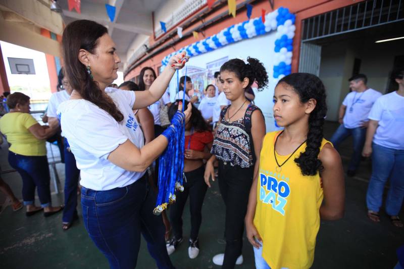 Nesta sexta-feira, uma programação (foto) alegre e diferenciada marcou as comemorações pelos 14 anos do Pro Paz no Pará, iniciativa que surgiu em 2004 como um programa do Governo do Estado, convertida mais tarde em política pública por força de decreto, até se consolidar, em 2015, na Fundação Pro Paz, que tem a missão de racionalizar e ordenar recursos e ações para transformar a vida de milhares de paraenses em situação de vulnerabilidade social. A existência do Pro Paz fez do Pará vanguarda na Federação, por ser o único estado que possui, há mais de dez anos, um protocolo padrão para atendimento a crianças e adolescentes vítimas de violência que é modelo para o Brasil, referendado pela ONG Childhood Brasil e reconhecido pela ONU. O modelo referência do trabalho do Pro Paz foi que levou o Pará a ganhar da Organização das Nações Unidas (ONU), em 2015, o reconhecimento por manter uma das onze melhores práticas das Américas para a integração de sistemas de segurança pública com políticas sociais.
FOTO: MÁCIO FERREIRA / AG. PARÁ
DATA: 29.06.2018
BELÉM - PARÁ <div class='credito_fotos'>Foto: MÁCIO FERREIRA/ AG. PARÁ | <a href='/midias/2018/originais/3a0df78b-7719-4cfe-b3e1-8e01d2d0c883.jpg' download><i class='fa-solid fa-download'></i> Download</a></div>