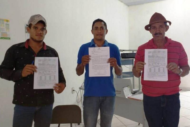A Empresa de Assistência Técnica e Extensão Rural do Estado do Pará (Emater-Pará), através do escritório local de Piçarra, no sudeste do estado, apoia os produtores rurais na elaboração de projetos técnicos de financiamento para melhorias em seus empreendimentos.
FOTO: ASCOM EMATER
DATA: 25.05.2018
PIÇARRA - PARÁ <div class='credito_fotos'>Foto: ASCOM EMATER | <a href='/midias/2018/originais/3a12f13c-dd25-4d60-a728-db2a516fd9da.jpg' download><i class='fa-solid fa-download'></i> Download</a></div>