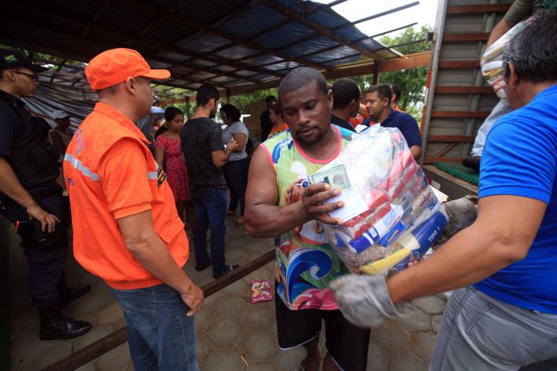 A entrega de mais de 200 cestas básicas às famílias atingidas pelas cheias dos rios Tocantins e Itacaiúnas, em Marabá, no sudeste do Pará, foi a principal ação, neste sábado (17), da força-tarefa montada para prestar atendimento aos desabrigados na região.
FOTO: MÁCIO FERREIRA / AG. PARÁ
DATA: 17.02.2018
MARABÁ - PARÁ <div class='credito_fotos'>Foto: MÁCIO FERREIRA/ AG. PARÁ | <a href='/midias/2018/originais/3a180dfe-5805-419d-b73d-7187f7f34cce.jpg' download><i class='fa-solid fa-download'></i> Download</a></div>