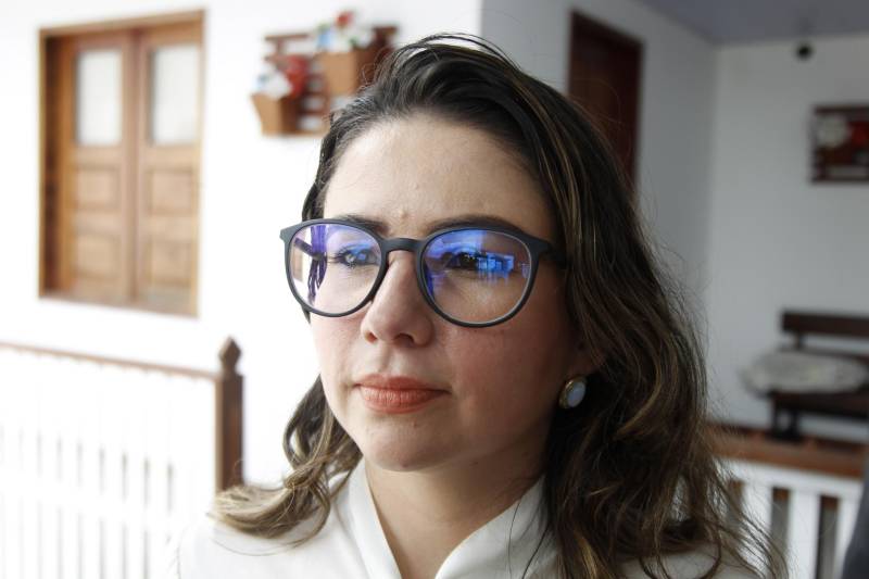 A Superintendência do Sistema Penitenciário do Estado (Susipe) realizou nesta quinta-feira, 10, a premiação do 3º Concurso de Redação realizado pela Defensoria Pública da União (DPU), com o apoio do Departamento Penitenciário Nacional (Depen), e que teve como tema "Mais direitos, menos grades". O evento teve por objetivo a certificação dos internos custodiados no Centro de Recuperação do Coqueiro (CRC), que conquistaram os três primeiros lugares de todo o Brasil. Na foto, Mayara Soares, defensora regional dos Direitos Humanos.
FOTO: AKIRA ONUMA / ASCOM SUSIPE
DATA: 10.05.2018
BELÉM - PARÁ <div class='credito_fotos'>Foto: Akira Onuma / Ascom Susipe | <a href='/midias/2018/originais/3a222d2b-2bf3-4e35-abb6-217cb492a42d.jpg' download><i class='fa-solid fa-download'></i> Download</a></div>