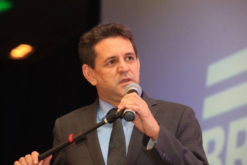 Micro e pequenas empresas constituem 96% dos empreendimentos no estado do Pará e respondem por 51% dos empregos no Estado. A importância econômica deste setor é o grande motor da 9ª Feira do Empreendedor, que teve sua abertura no início da noite desta quarta-feira, 16, no Hangar Convenções e Feiras da Amazônia. O ministro Edson Duarte (foto) assinou o termo de compromisso para o Projeto de Atuação Conjunta entre o Ministério do Meio Ambiente (MMA) e Sebrae Nacional.
FOTO: RODOLFO OLIVEIRA / AG. PARÁ
DATA: 16.05.2018
BELÉM - PARÁ <div class='credito_fotos'>Foto: Rodolfo Oliveira/Ag. Pará | <a href='/midias/2018/originais/3a236477-53da-4d5f-a89f-8c1269bbfc7e.jpg' download><i class='fa-solid fa-download'></i> Download</a></div>
