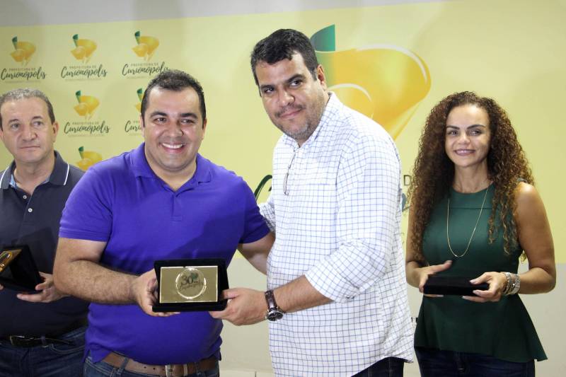 O aniversário do município de Curionópolis, nesta quinta-feira, 10 de maio, foi comemorado com shows, inaugurações e assinatura de convênio com o Governo do Pará para a implantação da iluminação do trecho urbano da PA-257. Participaram da cerimônia de assinatura do convênio o senador Flexa Ribeiro; o presidente da Assembleia Legislativa do Estado do Pará (Alepa), Márcio Miranda; o secretário Regional de Governo do Sudeste do Pará, Jorge Bittencourt (d); e o deputado estadual Eliel Faustino. Todos foram homenageados com uma placa comemorativa pelos 30 anos da cidade.
FOTO: ANTONIO MACEDO / DIVULGAÇÃO
DATA: 10.05.2018
CURIONÓPOLIS - PARÁ <div class='credito_fotos'>Foto: ANTONIO MACEDO / DIVULGAÇÃO | <a href='/midias/2018/originais/3a28b781-fd1d-4186-a0c7-4d437c379640.jpg' download><i class='fa-solid fa-download'></i> Download</a></div>