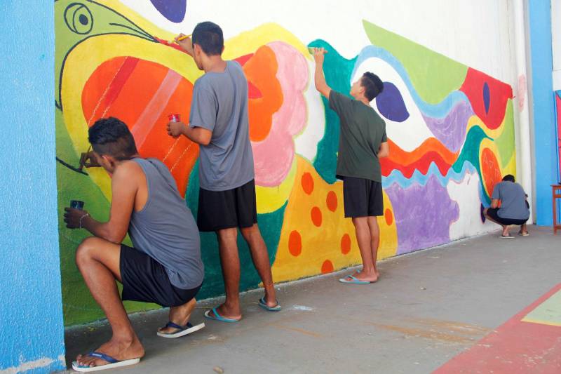 As 14 unidades socioeducativas do Pará promovem a partir desta semana o IV Recreio de Verão Socioeducativo (foto), uma iniciativa que reúne atividades de arte, cultura, esporte e lazer para adolescentes e jovens em privação de liberdade, potencializando as atividades pedagógicas no mês de julho, durante o recesso escolar. Em Marabá, no sudeste paraense, arte-educadores e servidores do Centro de Internação do Adolescente Masculino (Ciam-Marabá) realizam uma série de atividades e oficinas desde esta terça-feira (10). Entre essas atividades estão jogos de futebol, futsal e vôlei, além de oficina de pipa e pintura, artesanato, ações socioambientais, teatro e panificação. A coordenadora do complexo esportivo e cultural Apoena, Marta Santos, informou que as oficinas realizadas na unidade de Marabá são uma extensão das atividades já realizadas nas unidades de Belém, com iniciativas que fortaleçam o processo de ressocialização dos jovens assistidos. “Aqui, em Marabá, estamos potencializando as atividades ao longo da semana, culminando com uma apresentação especial na sexta-feira (13), fruto das atividades realizadas ao longo da semana. Contamos com 57 adolescentes, e atividades sendo realizadas ao longo de todo o mês, um trabalho que eles gostam e se identificam”, afirmou a coordenadora.
FOTO: FRANKLIN SALVADOR / ASCOM FASEPA
DATA: 10.07.2018
BELÉM - PARÁ <div class='credito_fotos'>Foto: FRANKLIN SALVADOR / ASCOM FASEPA | <a href='/midias/2018/originais/3a2b563a-1471-4c37-ba07-b13e9053abc5.jpg' download><i class='fa-solid fa-download'></i> Download</a></div>