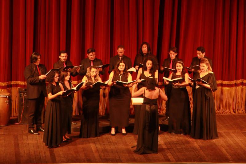 O Coro Carlos Gomes (foto) promove concerto especial para comemorar o 23° aniversário na sexta-feira (29), às 20h, no prédio do Museu do Estado do Pará (MEP). A apresentação tem entrada franca. O repertório com músicas de J.Brahms, do brasileiro João Guilherme Ripper e também do norte americano Randall Thompson, além de outros compositores que se destacaram na música para essas formações musicais, será o mesmo que foi apresentado durante o concerto que o Coro realizou na programação do XXXI Festival Internacional de Música do Pará, que aconteceu no início do mês em Belém.
FOTO: ASCOM / FCG
DATA: 28.06.2018
BELÉM - PARÁ <div class='credito_fotos'>Foto: ASCOM FCG | <a href='/midias/2018/originais/3a2d69aa-42fe-4a2d-9204-35cb25e8117d.jpg' download><i class='fa-solid fa-download'></i> Download</a></div>