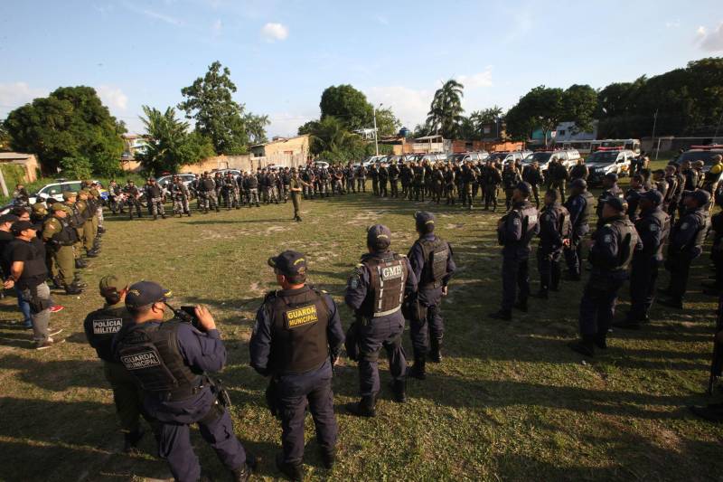 Mais de 150 agentes de segurança pública realizaram a megaoperação Arcanjo, em Belém, na quinta-feira (8), sob a coordenação geral do Comando de Policiamento da Capital (CPC I) da Polícia Militar. Nesta edição, as ações foram concentradas nos bairros do Tapanã, Bengui e Pratinha, localizados na área do 24º Batalhão da PM. As tropas reforçaram o patrulhamento com ações policiais ostensivas e repressivas de enfrentamento à criminalidade. O coronel Luiz Carlos Rayol de Oliveira (falando), titular do CPC I, informou que a operação está sendo feita regularmente na Região Metropolitana de Belém.
FOTO: CARLOS SODRÉ / AG. PARÁ
DATA: 08.11.2018
BELÉM - PARÁ <div class='credito_fotos'>Foto: CARLOS SODRÉ / AG. PARÁ | <a href='/midias/2018/originais/3a32904a-37fe-4a5e-993e-4aaf35fdec55.jpg' download><i class='fa-solid fa-download'></i> Download</a></div>