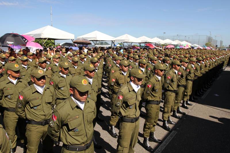 A cerimônia de formatura dos novos praças da Polícia Militar ocorreu na manhã desta segunda-feira (9), simultaneamente, em Belém e outros seis municípios paraenses: Santa Izabel, Castanhal, Barcarena, Capanema, Bragança e Tucuruí. Em Parauapebas, Marabá, Breves, Soure e Conceição do Araguaia, a formatura será celebrada na quinta-feira, dia 12. Na sexta-feira, dia 13, é a vez de Santarém, Altamira, Paragominas e Itaituba. O governador Simão Jatene presidiu a cerimônia de formatura no Portal da Amazônia, bairro da Cidade Velha, em Belém. Milhares de familiares dos formandos lotaram o espaço para entregar aos novos policiais militares seus diplomas de conclusão de curso.
FOTO: CRISTINO MARTINS / AG. PARÁ
DATA: 09.07.2018
BELÉM - PARÁ <div class='credito_fotos'>Foto: Cristino Martins/Ag. Pará | <a href='/midias/2018/originais/3a525cdd-e074-45ed-94b7-922c30dbbf71.jpg' download><i class='fa-solid fa-download'></i> Download</a></div>