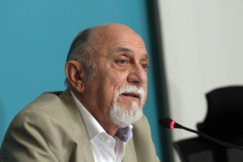 O Governo do Estado anunciou nesta sexta-feira (23), durante coletiva, as medidas que serão adotadas no caso do vazamento registrado no último sábado (17) da bacia de rejeitos de bauxita da Hydro Alunorte, confirmado pelo Instituto Evandro Chagas. Segundo o governador Simão Jatene (foto), a mineradora será notificada para garantir água potável às comunidades ao longo de um ano e, ainda, para criar um fundo financeiro específico para este evento e eventuais incidentes futuros.
FOTO: CRISTINO MARTINS / AG. PARÁ
DATA: 23.02.2018
BELÉM - PARÁ <div class='credito_fotos'>Foto: Cristino Martins/Ag. Pará | <a href='/midias/2018/originais/3a5ecc97-bd43-4c23-b2e9-09241769421d.jpg' download><i class='fa-solid fa-download'></i> Download</a></div>