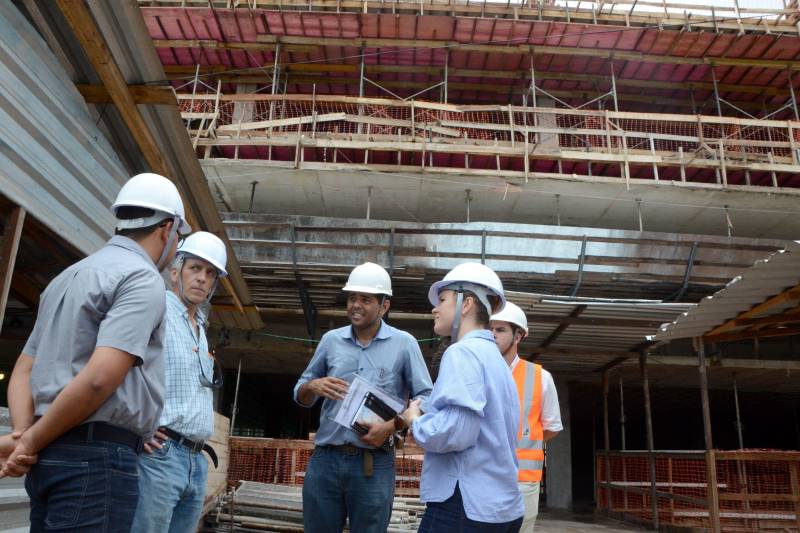 A Secretaria do Estado de Educação (Seduc) recebeu, nos dias 29 e 30 de maio, a Missão de Salvaguardas Ambientais do Banco Interamericano de Desenvolvimento (BID). O objetivo da visita de dois técnicos da organização foi acompanhar a gestão ambiental e social do Programa de Melhoria da Qualidade e Expansão da Cobertura da Educação Básica. Na foto, técnicos do BID conheceram a obra de reforma da sede da Seduc.

FOTO: ELISEU DIAS / ASCOM SEDUC
DATA: 30.05.2018
BELÉM - PARÁ <div class='credito_fotos'>Foto: Eliseu Dias / Ascom Seduc   |   <a href='/midias/2018/originais/3a6206c5-8ae8-4ab3-9bb1-229f36eb6a54.jpg' download><i class='fa-solid fa-download'></i> Download</a></div>