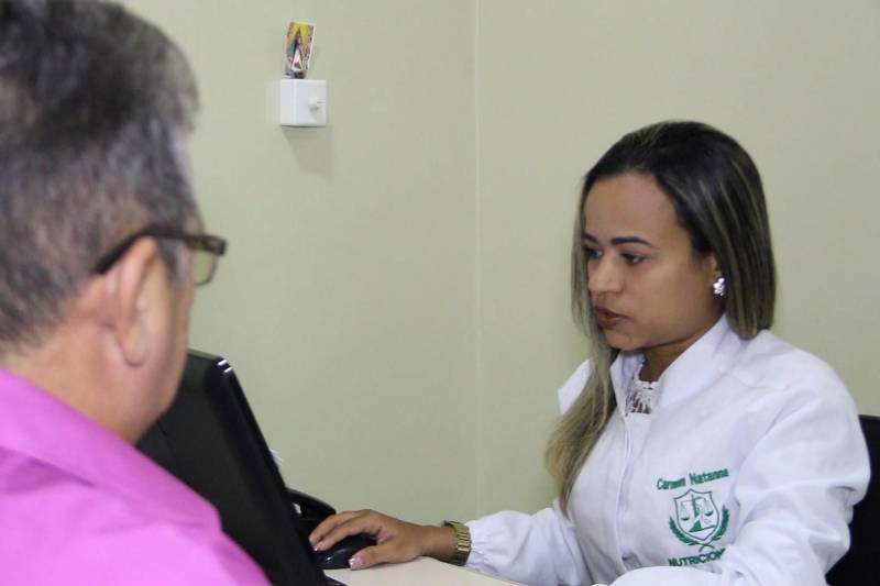 Uma alimentação equilibrada é importante para os indivíduos saudáveis, mas principalmente para quem tem câncer. Isso porque, tratamentos como quimioterapia provocam efeitos colaterais nos pacientes, como: náuseas, vômitos, diarréia, alteração de paladar, falta de apetite e boca seca, que inevitavelmente prejudicam a capacidade do usuário de se alimentar. Essas e outras informações foram repassadas pela nutricionista da unidade, Carmen Natanna (foto), da Unidade de Alta Complexidade em Oncologia Dr. Vítor Moutinho (Unacon), em Tucuruí.
FOTO: ASCOM UNACON
DATA: 16.03.2018
TUCURUÍ - PARÁ <div class='credito_fotos'>Foto: Ascom Unacon | <a href='/midias/2018/originais/3a62ea4e-cfa5-4a46-9b27-710e29f99ef0.jpg' download><i class='fa-solid fa-download'></i> Download</a></div>