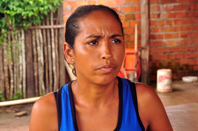 Técnicos da Secretaria de Estado de Saúde Pública (Sespa) e da Secretaria Municipal de Saúde de Barcarena continuaram, nesta quarta-feira (28), com o trabalho de coleta de amostras de água que é consumida pela população das comunidades localizadas às proximidades da área afetada pela contaminação no município de Barcarena. Esse trabalho, que começou com coleta nas comunidades de Vila Nova, Bom Futuro e Bujaruba, está sendo estendido para outras comunidades, à medida que novas denúncias chegam às autoridades de Saúde Ambiental. Nesta quarta-feira, houve coleta de amostras novamente em Bujaruba e, pela primeira vez, na comunidade de Murucupi. Na foto, a moradora da comunidade Burajuba, Cleide Couto da Costa.
FOTO: JOSÉ PANTOJA / ASCOM SESPA
DATA: 28.02.2018
BELÉM - PARÁ <div class='credito_fotos'>Foto: José Pantoja / Ascom Sespa | <a href='/midias/2018/originais/3a632032-e576-4a5d-835c-18d1ef9cdc76.jpg' download><i class='fa-solid fa-download'></i> Download</a></div>
