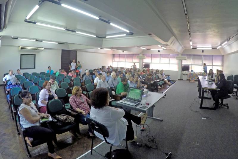Com a definição dos novos parâmetros do Programa Nacional de Crédito Fundiário (PNCF), os agricultores paraenses devem começar a ter acesso em breve ao PNCF. As novas linhas do programa foram apresentadas nesta quinta-feira (21), pela subsecretária de Reordenamento Agrário da Secretaria Especial de Agricultura e Desenvolvimento Agrário do Governo Federal, Raquel Santori, durante a reunião (foto) do Conselho de Desenvolvimento Rural Sustentável (CDRS), na sede da Secretaria de Estado de Desenvolvimento Agropecuário e da Pesca (Sedap), em Belém. Durante a reunião com os conselheiros, Raquel explicou que o Programa Nacional de Crédito Fundiário é uma política pública do governo federal executada em parceria com os governos estaduais por meio das unidades técnicas para que o crédito alcance todas as regiões do país. O financiamento é destinado aos agricultores familiares sem terra ou com pouca terra para que possam comprar imóveis rurais, construir casa, preparar o solo e aplicar na infraestrutura necessária para produção e assistência técnica.
FOTO: ASCOM / SEDAP
DATA: 21.06.2018
BELÉM - PARÁ <div class='credito_fotos'>Foto: Ascom Sedap | <a href='/midias/2018/originais/3a71300f-d6fe-4fff-b89a-28169df7492e.jpg' download><i class='fa-solid fa-download'></i> Download</a></div>