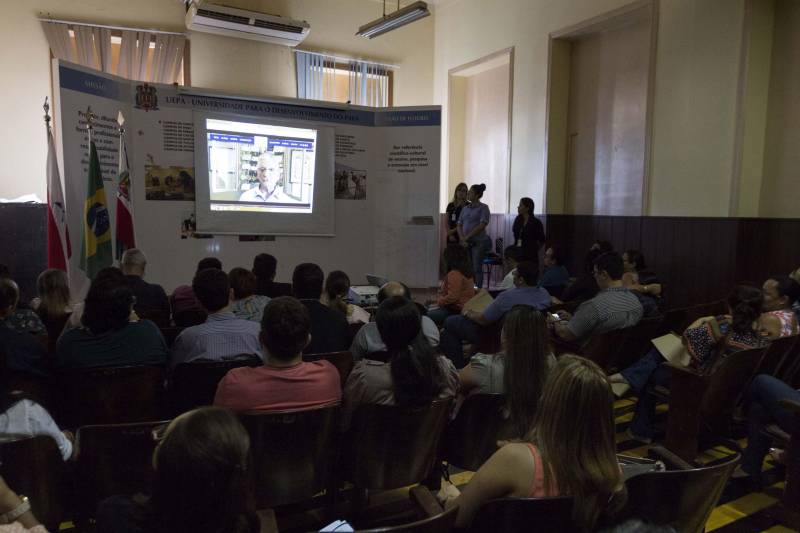 Na tarde desta sexta-feira (18), ocorreu no auditório da Reitoria a cerimônia de celebração dos 25 anos da Universidade do Estado do Pará. Na foto, a assessora de imprensa Ize Sena, faz o lançamento do site comemorativo do jubileu da instituição.
FOTO: MARCELLO SARMENTO / ASCOM UEPA
DATA: 18.05.18
BELÉM - PARÁ <div class='credito_fotos'>Foto: MARCELLO SARMENTO / ASCOM UEPA | <a href='/midias/2018/originais/3a771785-d572-452a-b241-b7c79c062134.jpg' download><i class='fa-solid fa-download'></i> Download</a></div>