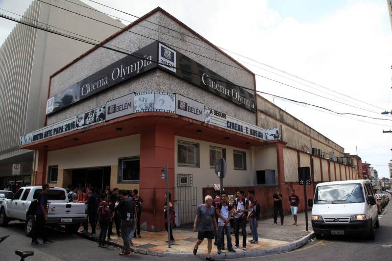 Cerca de 270 estudantes de nove escolas públicas de Belém e autoridades do Executivo e Judiciário, além de representantes de instituições que atendem o público feminino, participaram nesta sexta-feira (18), no Cine Olympia, da cerimônia de abertura da edição 2016 da campanha 16 Dias de Ativismo pelo Fim da Violência contra a Mulher, promovida pela Secretaria de Estado de Justiça e Direitos Humanos (Sejudh), por meio da Coordenadoria Estadual de Integração de Políticas para as Mulheres (Ceipm). No Pará, a campanha faz parte do calendário oficial de eventos do Estado por determinação da Lei nº 8.293, sancionada pelo governador Simão Jatene em 28 de setembro de 2015. O Pará é o único Estado brasileiro onde os 16 Dias de Ativismo compõem a agenda oficial do governo.
FOTO: WAGNER ALMEIDA / ASCOM SEJUDH
DATA: 18.11.2016
BELÉM - PARÁ <div class='credito_fotos'>Foto: Wagner Almeida/ Ascom Sejudh | <a href='/midias/2018/originais/3a917b4f-fef7-4737-877c-c1e7c1215a05.jpg' download><i class='fa-solid fa-download'></i> Download</a></div>