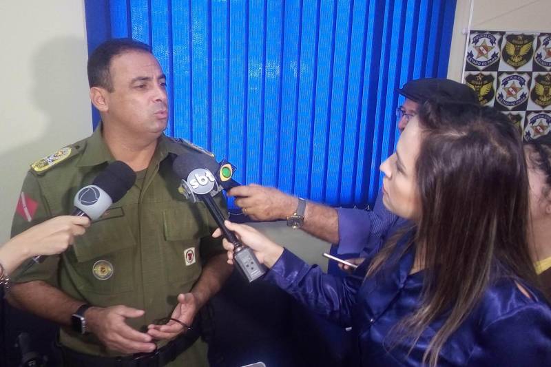 Em entrevista a jornalistas, o delegado-geral da Polícia Civil do Pará, Rilmar Firmino informou que, ao todo, 100 policiais civis e militares fizeram parte da operação. Estiveram presentes também na Divisão de Homicídios, o coronel Hilton Benigno (foto), comandante geral da Polícia Militar; o coronel Marco Antonio Rocha, chefe do Departamento Geral de Operações (DGO) da PM e o delegado Cláudio Galeno, diretor de Polícia Especializada da Polícia Civil. Conforme Firmino, ao todo, 11 mandados de prisão foram expedidos pela Justiça, em decorrência de investigações realizadas pela equipe da Divisão de Homicídios, unidade de Ananindeua e que tem atuação em investigação de homicídios na RMB.
FOTO: ACOM POLÍCIA CIVIL
DATA: 08.03.2018
BELÉM - PARÁ
<div class='credito_fotos'>Foto: Ascom Polícia Civil | <a href='/midias/2018/originais/3a99276c-4c96-4a1f-9f9c-6cd4eb292c02.jpg' download><i class='fa-solid fa-download'></i> Download</a></div>