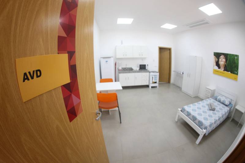 O Pará ganha, a partir desta quarta-feira, 30, o primeiro Centro Integrado de Inclusão e Reabilitação da região Norte. Localizado na rodovia Arthur Bernardes, em Belém, às margens da Baía do Guajará, o Centro Integrado de Inclusão e Reabilitação – CIIR, está instalado em uma área total de mais de 40 mil metros quadrados. O Centro é diferente de outros que já existem no país por integrar vários serviços em um único local. A obra foi iniciada em março de 2014 e está orçada em mais de R$ 32 milhões, recursos do tesouro estadual. O CIIR faz parte das ações previstas pelo Governo do Estado ampliando os serviços já oferecidos pela Secretaria de Estado de Saúde Pública (Sespa). A inauguração do Centro será às 16h30. O CIIR vai agregar, em um único espaço, assistência médica, odontológica, reabilitação, capacitação, oficinas para produção de próteses e serviço de apoio e diagnósticos em crianças, jovens e adultos com deficiência no Estado do Pará. No CIIR vai funcionar um Centro Especializado em Reabilitação (CER IV) para usuários com deficiência auditiva, física, intelectual e visual; uma oficina ortopédica fixa e um Centro de Especialidades Odontológicas (CEO II).
FOTO: THIAGO GOMES / AG. PARÁ
DATA: 25.05.2018
BELÉM - PARÁ <div class='credito_fotos'>Foto: Thiago Gomes /Ag. Pará | <a href='/midias/2018/originais/3aa0242c-0101-46ab-a14b-44ccbe810786.jpg' download><i class='fa-solid fa-download'></i> Download</a></div>