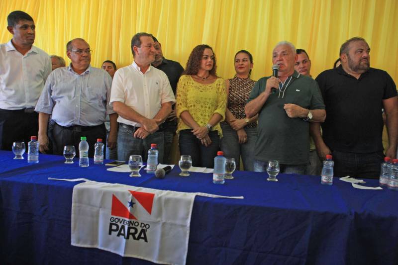 A agenda de fortalecimento das gestões municipais por meio da integração entre governo do Estado e prefeituras teve novo capítulo nesta segunda-feira (4) em Bragança, no nordeste do Pará, com a celebração de convênios que viabilizam obras e serviços nas áreas de infraestrutura e educação. A secretária extraordinária de Municípios Sustentáveis, Izabela Jatene, cumpriu agenda no município, pela manhã, ao lado de deputados federais e estaduais e autoridades locais. Na ocasião, ela entregou 16 novas viaturas para a Polícia Militar, para reforçar o trabalho de segurança pública na região. A cerimônia de assinatura dos convênios ocorreu no salão paroquial da comunidade Imaculada Conceição, às margens da Rodovia PA-112. “O governo do Estado está aqui hoje para cumprir mais uma agenda que tem como objetivo garantir autonomia às gestões municipais por meio da pactuação com o Estado. Vale lembrar que isso só é possível porque o Pará tem contas equilibradas que permitem que os investimentos não parem e porque Bragança está com a situação fiscal em dia. E, claro, porque vocês pagaram seus impostos”, frisou Izabel Jatene. Na foto, o prefeito de Bragança, Raimundo de Oliveira.

FOTO: RODOLFO OLIVEIRA / AG. PARÁ
DATA: 04.06.2018
BELÉM - PARÁ <div class='credito_fotos'>Foto: Rodolfo Oliveira/Ag. Pará   |   <a href='/midias/2018/originais/3aa209e9-04e4-462d-a161-6406be8860db.jpg' download><i class='fa-solid fa-download'></i> Download</a></div>