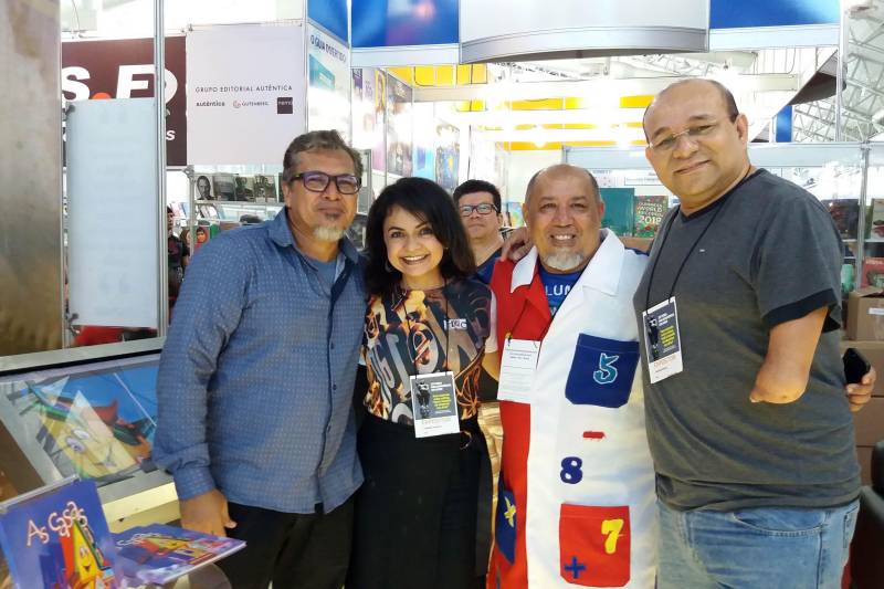 O lançamento do livro “As Casas”, do escritor e ilustrador paraense Maciste Costa, na tarde deste domingo (3), abriu a programação da Imprensa Oficial do Estado (IOE) na XXII Feira Pan-Amazônica do Livro, realizada no Hangar – Centro de Convenções e Feiras da Amazônia, até o próximo domingo (10), com entrada franca. Na foto, Maciste (e) com o presidente da Imprensa Oficial do Estado, Cláudio Rocha (d)

FOTO: ASCOM IOE
DATA: 03.06.2018
BELÉM - PARÁ <div class='credito_fotos'>Foto: ASCOM IOE   |   <a href='/midias/2018/originais/3aa538c5-60ea-4d62-9ee8-6337c924a055.jpg' download><i class='fa-solid fa-download'></i> Download</a></div>
