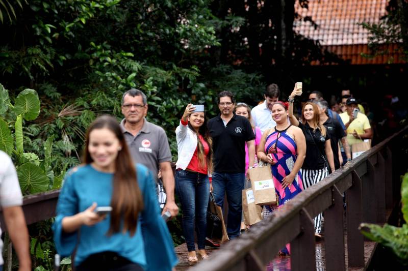 Jornalistas, influenciadores digitais e membros da sociedade civil organizada participaram, nesta quinta-feira (15), da visita guiada ao Parque Estadual do Utinga (Peut) que será inaugurado na sexta-feira (16), às 16h30. Os convidados foram recebidos pelo secretário estadual de Cultura, o arquiteto Paulo Chaves; pelo presidente do Ideflor-bio, Thiago Novaes; pelo gerente do Peut, Julio Meyer; pelo secretário de comunicação, Daniel Nardin e pelo representante da diretoria da Unidade de Conservação do Parque, Wendel Andrade. O evento começou às 9h com a apresentação das melhorias feitas no espaço durante as obras, dos serviços que funcionarão no local e de algumas normas de utilização desse novo equipamento.
FOTO: SIDNEY OLIVEIRA / AG. PARÁ
DATA: 15.03.2018
BELÉM - PARÁ <div class='credito_fotos'>Foto: Sidney Oliveira/Ag. Pará | <a href='/midias/2018/originais/3aa557bc-d34f-4cf1-bff8-1f031d0d1a39.jpg' download><i class='fa-solid fa-download'></i> Download</a></div>