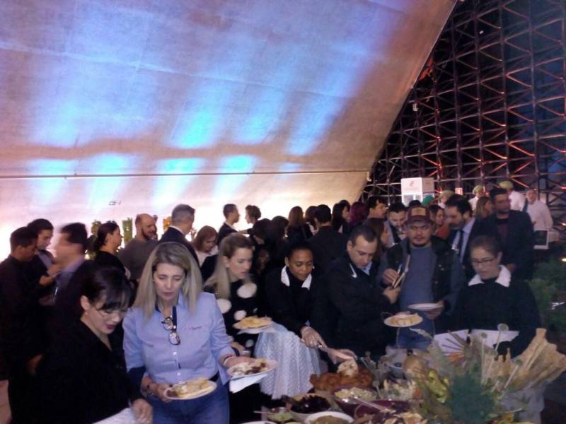 Os elementos da culinária e os sabores da gastronomia paraense chegam novamente a São Paulo, entre os dias 19 e 30 de junho. O Festival “Cozinha do Pará, A Obra-Prima da Amazônia” (foto) reunirá chefs paulistas e paraenses em cardápios elaborados especialmente para os dias de evento nos prestigiados restaurantes Micaela (19 e 20), Maní (21 e 22) e Capim Santo (27 a 30) deste mês. Os chefs Morena Leite, Ofir Oliveira, Helena Rizzo, Saulo Jennings, Fábio Vieira e Daniela Martins assinam as criações que aguçam o paladar dos clientes. O Festival “Cozinha do Pará, A Obra-Prima da Amazônia” também contará com a participação mais que especial de 12 boieiras do Ver-o-Peso, que, esta semana, estão fazendo estágio nas quatro unidades do restaurante Capim Santo. Elas também vão participar da festa de aniversário de 15 anos da revista Prazeres da Mesa, principal publicação do setor gastronômico no mercado nacional, que ocorre nesta segunda-feira (18), no Memorial da América Latina.
FOTO: ASCOM / SETUR
DATA: 18.06.2018
SÃO PAULO - SP <div class='credito_fotos'>Foto: ASCOM SETUR | <a href='/midias/2018/originais/3aa90e94-bd06-483d-a3d8-458184773aae.jpg' download><i class='fa-solid fa-download'></i> Download</a></div>