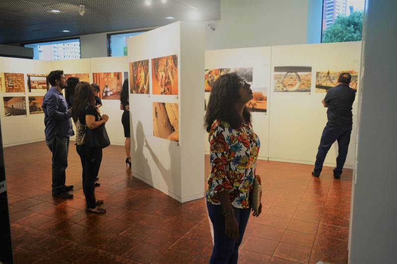 O Espaço São José Liberto recebe no próximo sábado (10) Luiz e Gleyci Wanzeler para um bate-papo, aberto ao público, sobre as experiências e aventuras da viagem de volta ao mundo que resultou na exposição fotográfica “Espia! Um olhar viajante ao redor do mundo” (foto), que pode ser vista no salão de exposições do espaço até o próximo domingo (11), com entrada franca. Ao todo, compõem a mostra 61 fotos escolhidas, entre centenas registradas durante a expedição que o casal fez entre 2017 e 2018. A viagem foi a realização de um sonho de infância de Luiz, que agora faz parte da história do casal. Durante o percurso, incentivado por amigos, os dois decidiram fazer uma exposição e, como consequência, um livro com imagens do evento com informações a mais sobre a excursão ao redor do globo. A publicação pode ser adquirida no Espaço São José Liberto.
FOTO: ASCOM / IGAMA
DATA: 31.10.2018
BELÉM - PARÁ <div class='credito_fotos'>Foto: ASCOM IGAMA | <a href='/midias/2018/originais/3aadd629-38e4-4597-b1ed-4169fad516d6.jpg' download><i class='fa-solid fa-download'></i> Download</a></div>