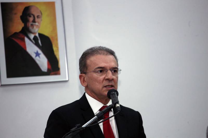 O Governo do Estado fez a entrega das novas instalações do prédio-sede da Procuradoria-Geral do Estado do Pará (PGE/PA), em Batista Campos, Belém, nesta quinta-feira (5). que envolvem obras de reforma e ampliação do órgão. Durante a cerimônia, o governador Simão Jatene assinou o Projeto de Lei que altera a Lei nº 6.813, de 25 de janeiro de 2017, que dispõe sobre a estruturação do Quadro de Apoio da PGE, a fim de ser encaminhado para apreciação à Assembleia Legislativa do Estado, em regime de urgência. O projeto propõe a transformação e a criação de novos cargos do quadro de servidores da atividade-meio, os quais poderão, inclusive, prestar apoio às atividades desenvolvidas pelos procuradores junto às secretarias de Estado. Os cargos serão ocupados por meio de concurso, na medida do interesse público e da disponibilidade orçamentária do Estado. As alterações propostas no Projeto de Lei devem-se às demandas judiciais expressivas das atividades da PGE e a anseios da categoria, como a reorganização da carreira em classes e referências, com definição de critérios para progressão e enquadramento funcional. A cerimônia teve a presença do procurador-geral do Estado, Ophir Cavalcante Junior (foto), presidente da Associação dos Procuradores do Estado do Pará (Apepa), Ary Lima Cavalcanti, presidente da Associação dos Servidores da Procuradoria-Geral do Estado do Pará (ASPGE), Brunna Valescka de Carvalho Silva, procuradores e servidores da instituição.
FOTO: CRISTINO MARTINS / AG. PARÁ
DATA: 05.04.2018
BELÉM - PARÁ <div class='credito_fotos'>Foto: Cristino Martins/Ag. Pará | <a href='/midias/2018/originais/3aba3298-2a77-49f4-8d1b-7d92a657adcd.jpg' download><i class='fa-solid fa-download'></i> Download</a></div>