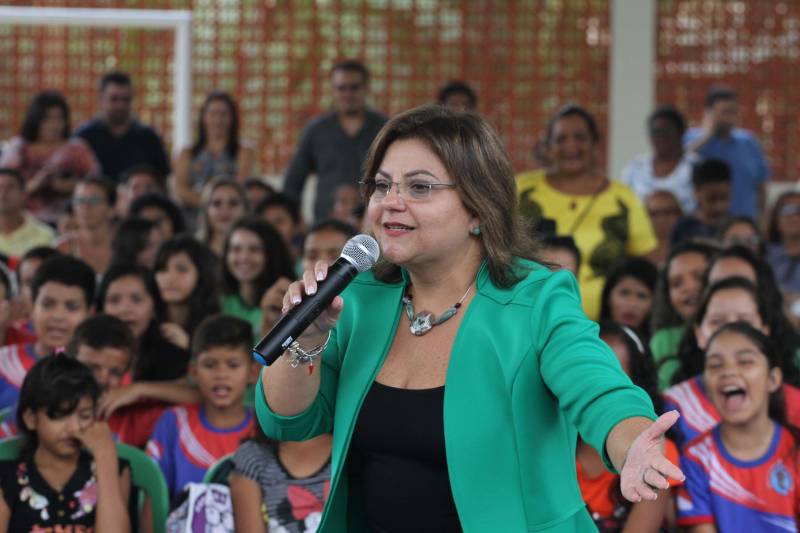 Um painel, no pátio da Escola Estadual de Ensino Médio Ruth Guimarães Ferreira, no distrito de Murinim, em Benevides, mostra 16 alunos da unidade aprovados nos últimos vestibulares. Desses, 12 irão estudar na Universidade Federal do Pará (UFPA). São os primeiros resultados de um processo que começou há nove meses, quando a escola entrou em reforma e ampliação. A nova “Ruth Guimarães Ferreira” foi entregue oficialmente nesta segunda-feira, 26, pelo governador Simão Jatene. Reformada e ampliada, a escola tem agora seis salas de aula; quatro laboratórios (multiuso, multidisciplinar, informática e de leitura); cozinha; refeitório e dispensa; quadra poliesportiva, vestiários feminino e masculino; área de convivência; sala para Atendimento Educacional Especializado (AEE) e acessos para pessoas com deficiência. Espaços de sobra para seus 892 alunos, distribuídos em três turnos do Ensino Médio. A obra custou R$ 2,446 milhões. Na foto, a secretária de Educação, Ana Cláudia Serruya Hage.
FOTO: CRISTINO MARTINS / AG. PARÁ
DATA: 26.03.2018
BENEVIDES - PARÁ <div class='credito_fotos'>Foto: Cristino Martins/Ag. Pará | <a href='/midias/2018/originais/3acc95e8-92d9-4a71-9c2c-a43478d9c32a.jpg' download><i class='fa-solid fa-download'></i> Download</a></div>