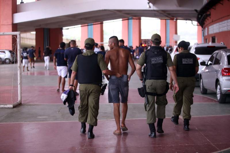 O Clube do Remo venceu o Paysandu por 2 a 1 na tarde deste domingo, partida realizada no Estádio Mangueirão, e largou na frente pelo título do Campeonato Paraense de 2018. Na foto, policiamento faz a segurança da partida.
FOTO: THIAGO GOMES / AG. PARÁ
DATA: 01.04.2018
BELÉM - PARÁ <div class='credito_fotos'>Foto: Thiago Gomes /Ag. Pará | <a href='/midias/2018/originais/3ad104f5-2ea8-4922-bf14-552e44aa1d84.jpg' download><i class='fa-solid fa-download'></i> Download</a></div>