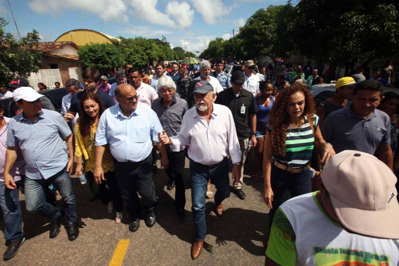 O governo do Pará dá seguimento às ações de reconhecimento de propriedade de terras em todas as regiões do Estado com a entrega, na manhã desta sexta-feira (16), de 124 títulos para pequenos produtores rurais do município de Bujaru, no nordeste paraense. A cerimônia, realizada no Sindicato de Produtores Rurais do município, foi conduzida pelo governador Simão Jatene e contou com a presença de secretários de Estado, parlamentares, prefeitos e autoridades da região. Os documentos expedidos pelo Instituto de Terras do Pará (Iterpa) vão atender famílias que residem em 15 comunidades do município, entre elas a Jutai, Igarapezinho, Jabatiteua, Guajará-Miri, Guajará-Açu, Ramal do Puxador, Ramal do Caiti, Santa Maria, São Luiz, Cajuíra, entre outras localizadas ao longo da Rodovia PA-140, totalizando mais de 6 mil hectares de áreas tituladas.
FOTO: THIAGO GOMES / AG PARÁ
DATA: 16.02.2018
BUJARÚ - PARÁ <div class='credito_fotos'>Foto: Thiago Gomes /Ag. Pará | <a href='/midias/2018/originais/3ad1dcc0-5b31-489f-b166-ff5f08f6972d.jpg' download><i class='fa-solid fa-download'></i> Download</a></div>