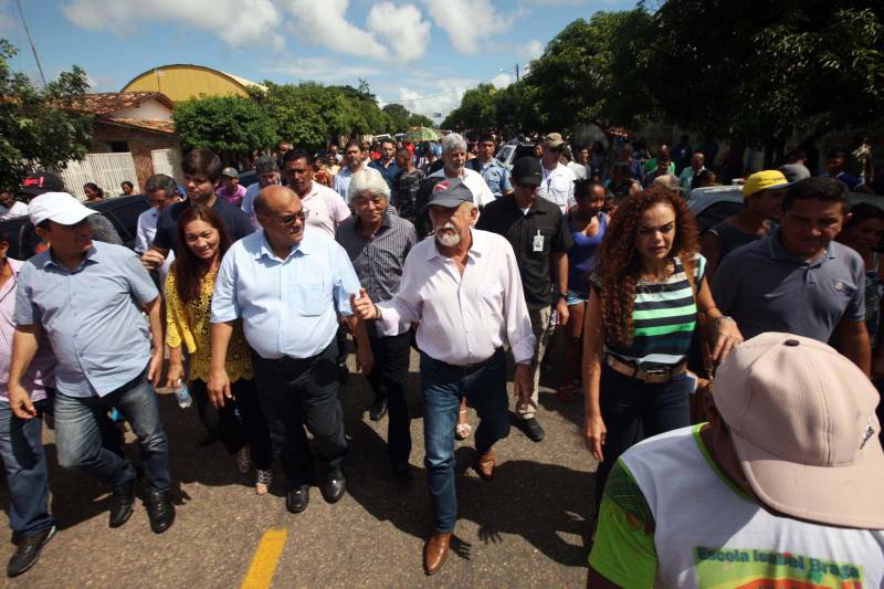 O governo do Pará dá seguimento às ações de reconhecimento de propriedade de terras em todas as regiões do Estado com a entrega, na manhã desta sexta-feira (16), de 124 títulos para pequenos produtores rurais do município de Bujaru, no nordeste paraense. A cerimônia, realizada no Sindicato de Produtores Rurais do município, foi conduzida pelo governador Simão Jatene e contou com a presença de secretários de Estado, parlamentares, prefeitos e autoridades da região. Os documentos expedidos pelo Instituto de Terras do Pará (Iterpa) vão atender famílias que residem em 15 comunidades do município, entre elas a Jutai, Igarapezinho, Jabatiteua, Guajará-Miri, Guajará-Açu, Ramal do Puxador, Ramal do Caiti, Santa Maria, São Luiz, Cajuíra,  entre outras localizadas ao longo da Rodovia PA-140, totalizando mais de 6 mil hectares de áreas tituladas.

FOTO: THIAGO GOMES / AG PARÁ
DATA: 16.02.2018
BUJARÚ - PARÁ <div class='credito_fotos'>Foto: Thiago Gomes /Ag. Pará   |   <a href='/midias/2018/originais/3ad1dcc0-5b31-489f-b166-ff5f08f6972d.jpg' download><i class='fa-solid fa-download'></i> Download</a></div>