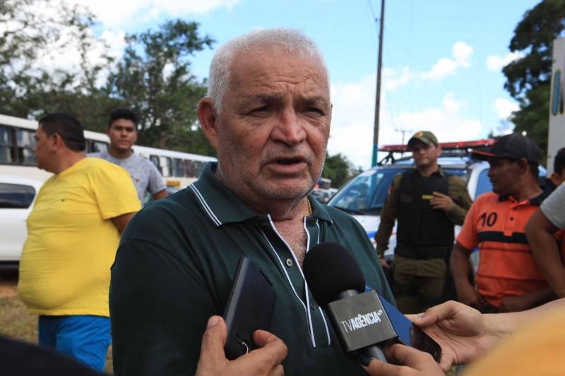 A agenda de fortalecimento das gestões municipais por meio da integração entre governo do Estado e prefeituras teve novo capítulo nesta segunda-feira (4) em Bragança, no nordeste do Pará, com a celebração de convênios que viabilizam obras e serviços nas áreas de infraestrutura e educação. A secretária extraordinária de Municípios Sustentáveis, Izabela Jatene, cumpriu agenda no município, pela manhã, ao lado de deputados federais e estaduais e autoridades locais. Na ocasião, ela entregou 16 novas viaturas para a Polícia Militar, para reforçar o trabalho de segurança pública na região. A cerimônia de assinatura dos convênios ocorreu no salão paroquial da comunidade Imaculada Conceição, às margens da Rodovia PA-112. “O governo do Estado está aqui hoje para cumprir mais uma agenda que tem como objetivo garantir autonomia às gestões municipais por meio da pactuação com o Estado. Vale lembrar que isso só é possível porque o Pará tem contas equilibradas que permitem que os investimentos não parem e porque Bragança está com a situação fiscal em dia. E, claro, porque vocês pagaram seus impostos”, frisou Izabel Jatene. Na foto, o prefeito de Bragança, Raimundo de Oliveira.

FOTO: RODOLFO OLIVEIRA / AG. PARÁ
DATA: 04.06.2018
BELÉM - PARÁ <div class='credito_fotos'>Foto: Rodolfo Oliveira/Ag. Pará   |   <a href='/midias/2018/originais/3ad5aae5-3118-415b-818d-12f47bea707c.jpg' download><i class='fa-solid fa-download'></i> Download</a></div>