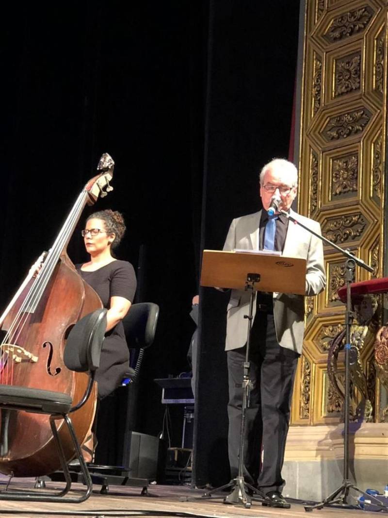 Um concerto (foto) realizado na noite desta quarta-feira, 12, no Theatro da Paz, marcou o encerramento do ano letivo do Instituto Estadual Carlos Gomes (IECG) e o final das atividades administrativas de 2018 da Fundação Carlos Gomes. Na primeira parte do concerto, a atração ficou por conta da Orquestra Acadêmica do IECG, formada por alunos e professores dos cursos técnicos e bacharelado com o objetivo de oferecer aos alunos do curso técnico e do bacharelado do IECG possibilidade de desenvolvimento artístico na prática orquestral. Sob a regência do maestro paulista Pedro Messias, a orquestra acadêmica apresentou trechos de óperas e, em uma parte do espetáculo, dividiu o palco com alguns dos principais cantores líricos que integram o Núcleo de Ópera do Instituto, do qual o jovem maestro é diretor.

FOTO: ASCOM / FCG
DATA: 12.12.2018
BELÉM - PARÁ <div class='credito_fotos'>Foto: ASCOM FCG   |   <a href='/midias/2018/originais/3adba15d-eaab-4e69-9d72-7fe2513efa8a.jpg' download><i class='fa-solid fa-download'></i> Download</a></div>