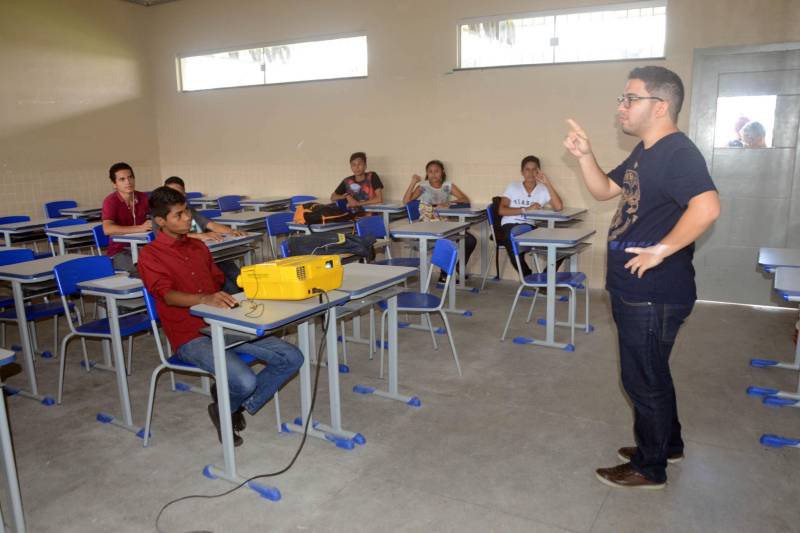 Um projeto de educomunicação (práticas de comunicação a serviço da educação) possibilita, desde 2017, que estudantes da rede estadual de ensino em Belém assimilem princípios e práticas da comunicação para aprendizagem e autodescoberta como cidadãos e protagonistas do processo comunicativo. O projeto “Tô ligado!” está presente nas escolas estaduais Ruth dos Santos Almeida, no Distrito de Icoaraci, e Manoel Leite Carneiro, no bairro do Tenoné, por iniciativa da Secretaria de Estado de Educação (Seduc) por meio da Unidade Seduc na Escola (USE 10). Até agora, 80 estudantes já participaram de oficinas do projeto, sempre aos sábados nas salas de aula das escolas. Na foto, o instrutor Everton Pereira.
FOTO: ELISEU DIAS / ASCOM SEDUC
DATA: 23.03.2018
BELÉM - PARÁ <div class='credito_fotos'>Foto: Eliseu Dias / Ascom Seduc | <a href='/midias/2018/originais/3ae5327b-09c6-4f14-95b3-fba52112c64c.jpg' download><i class='fa-solid fa-download'></i> Download</a></div>