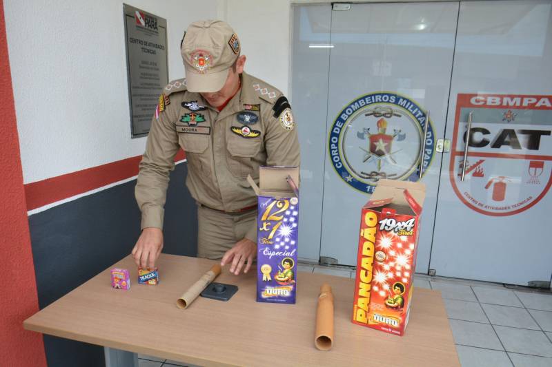  A procura por fogos de artifício como bombinhas, estalinhos ou pistolas aumenta durante o período junino e com a proximidade do início da Copa do Mundo. Para prevenir acidentes, o Corpo de Bombeiros do Pará dá algumas dicas sobre como utilizar esses artefados e realiza fiscalizações nos estabelecimentos que comercializam esses produtos. As vistorias são feitas durante o ano todo, mas no período da festas de São João e nos bares que irão realizar a cobertura dos jogos do mundial, esse trabalho será reforçado. “Com a quantidade de artefatos explosivos, o Corpo de Bombeiros, mediante os serviços de atividades técnicas, aumenta e potencializa as vistorias nos locais que poderão haver uma maior quantidade de público e consequentemente a utilização de fogos de artifícios. Evitem o uso de artefatos em bares para que não aconteça algum tipo de acidente", orienta o capitão Raimundo Moura (foto).

FOTO: ASCOM / CBMPA
DATA: 04.06.2018
BELÉM - PARÁ <div class='credito_fotos'>Foto: Ascom CBMPA   |   <a href='/midias/2018/originais/3ae897f9-936d-4314-93db-1da872536b61.jpg' download><i class='fa-solid fa-download'></i> Download</a></div>